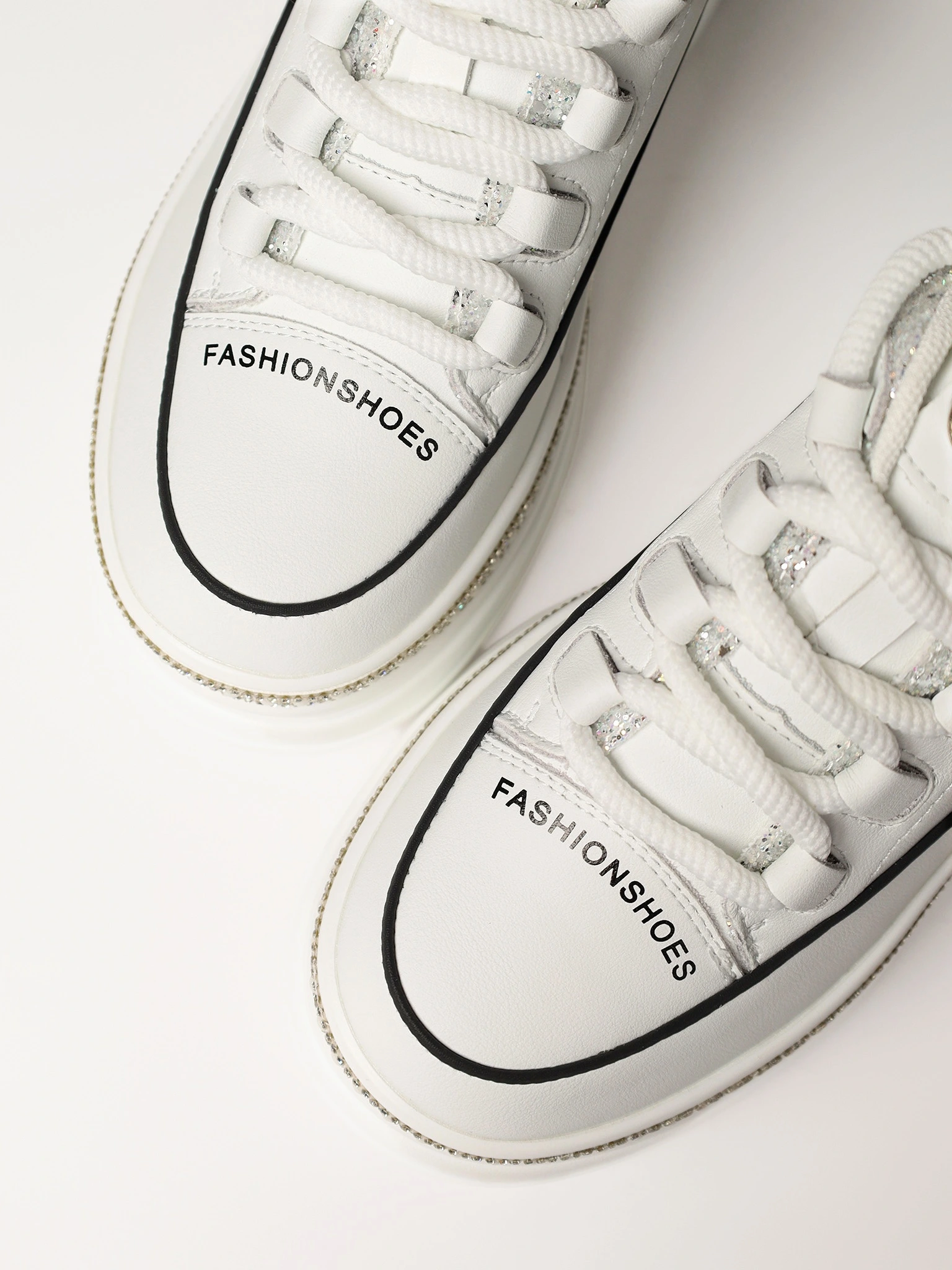 Кеды белого цвета со стразами и блестками на высокой платформе